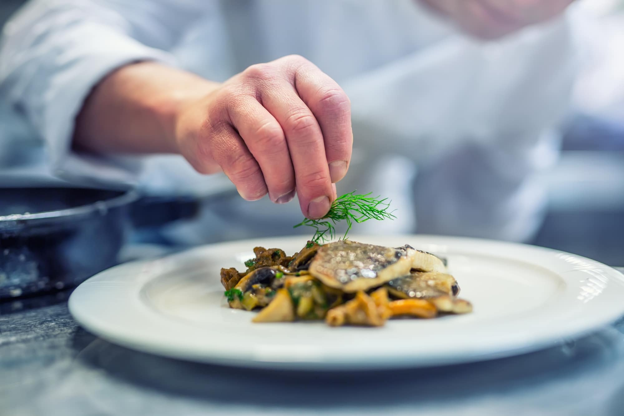 Verfeinerte Speisen Hand dekoriert Fisch mit Dill